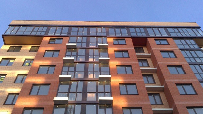 На 9-м последнем жилом этаже предусмотрены дополнительные остекленные лоджии, что дает горизонтальную линию остекленной плоскости в верхней части здания и повышает привлекательность квартир на последнем этаже.
