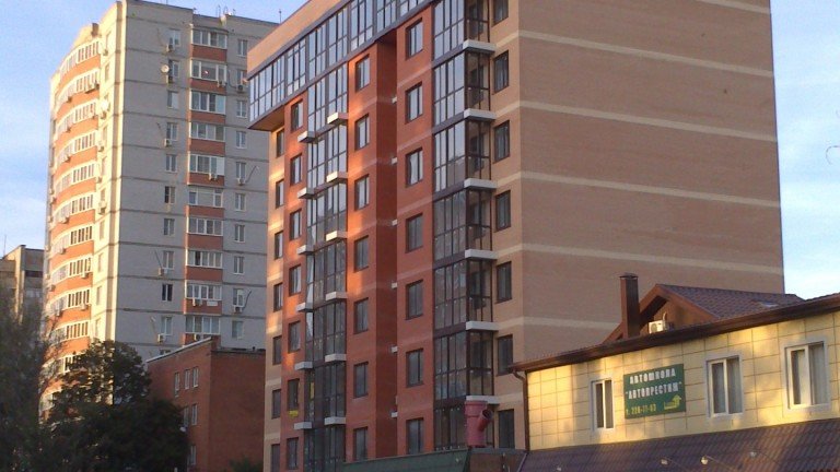 На западный фасад здания выходят эркеры и остекленные лоджии двух 1-комнатных и одной 3-комнатной квартиры. Южный фасад - глухой, что позволит разместить с южной стороны аналогичный объект и продолжить реконструкцию квартала.
